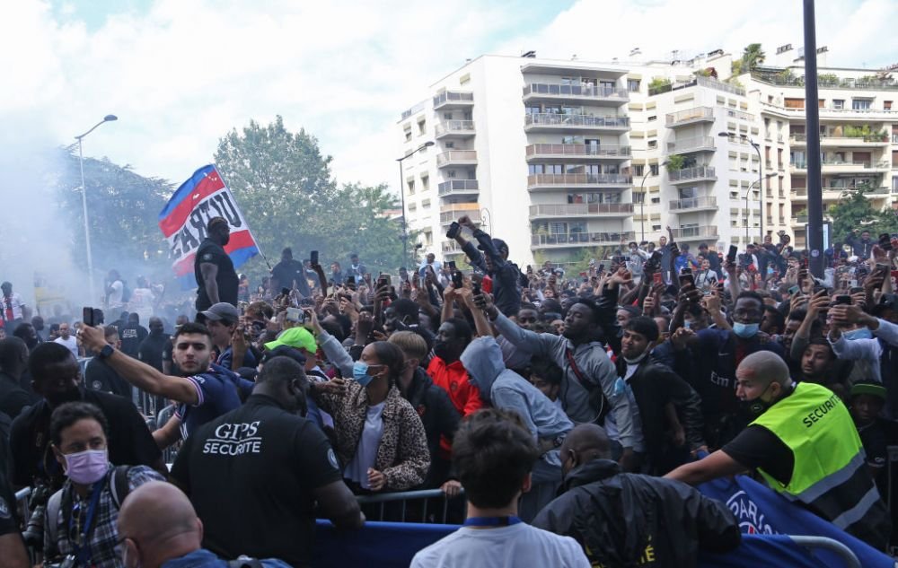 VIDEO Atmosferă incendiară la Paris! Fanii lui PSG au aprins torțe și au cântat minute în șir pentru Lionel Messi _3