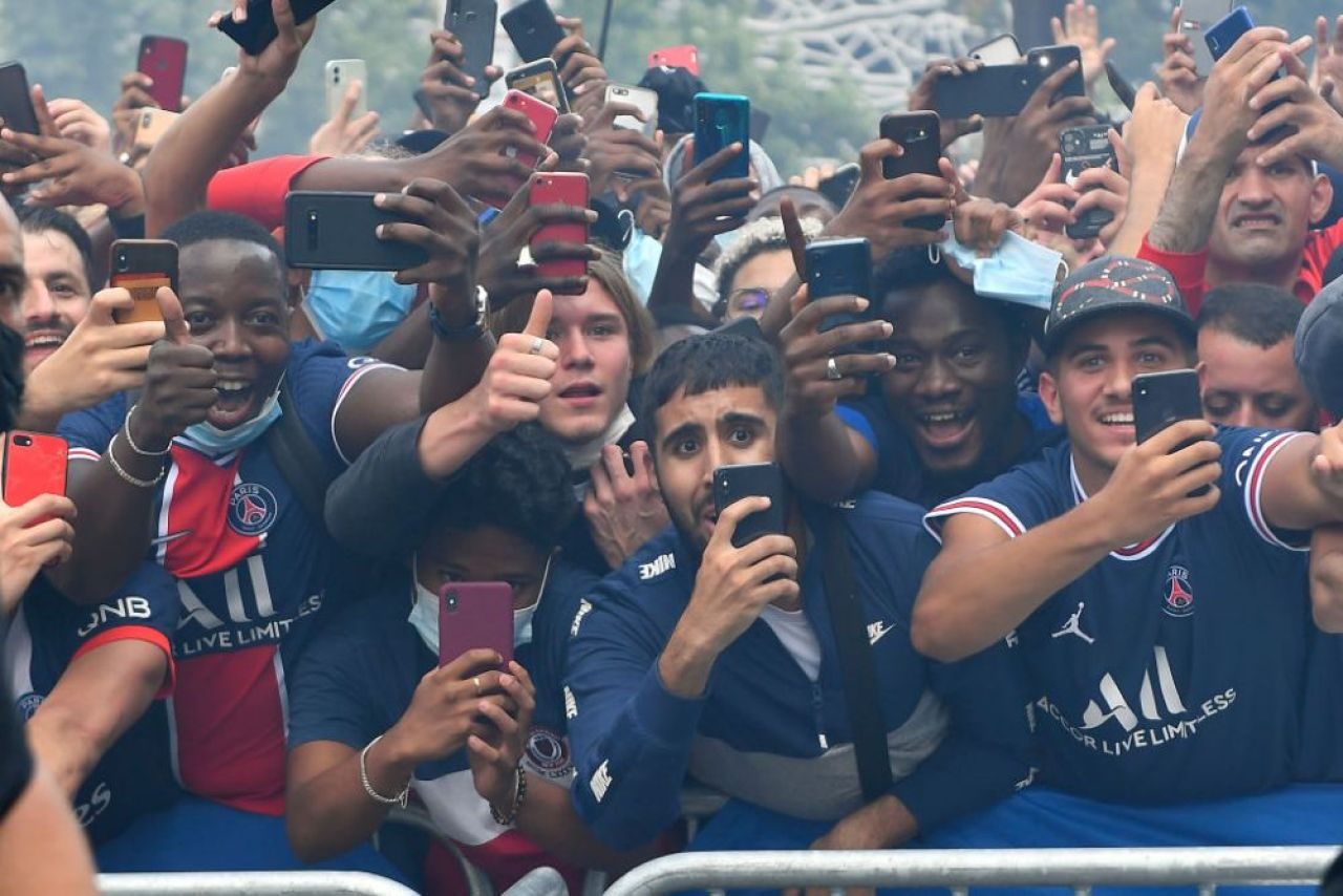 VIDEO Atmosferă incendiară la Paris! Fanii lui PSG au aprins torțe și au cântat minute în șir pentru Lionel Messi _5