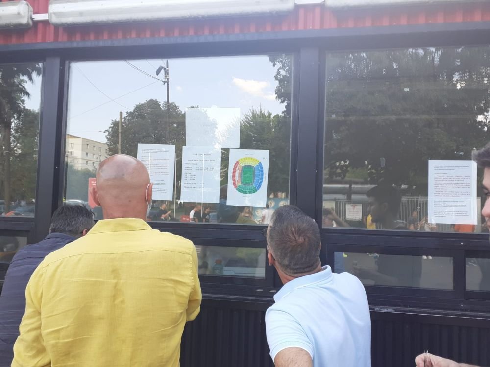 GALERIE FOTO Entuziasm înaintea derbiului dintre Rapid și FCSB! Imagini spectaculoase cu suporterii la casele de bilete_3