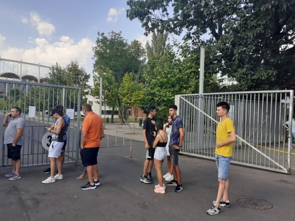 GALERIE FOTO Entuziasm înaintea derbiului dintre Rapid și FCSB! Imagini spectaculoase cu suporterii la casele de bilete_4