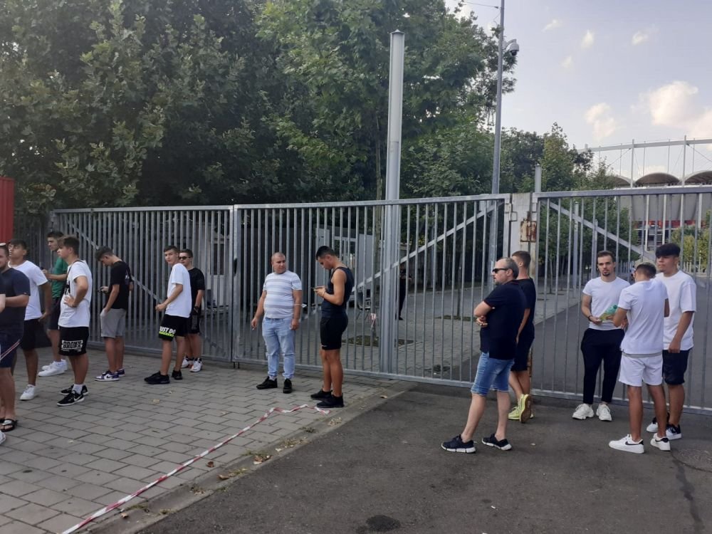 GALERIE FOTO Entuziasm înaintea derbiului dintre Rapid și FCSB! Imagini spectaculoase cu suporterii la casele de bilete_5