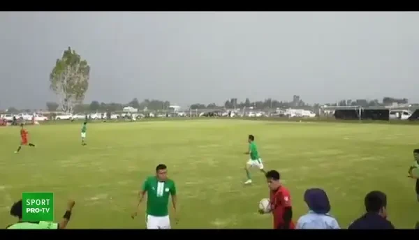 VIDEO | Clipe de groază &icirc;n Mexic! Un bărbat a intrat cu arma pe teren și a &icirc;nceput să tragă