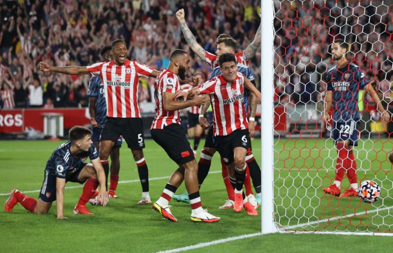 Victorie de senzație pentru Brentford, la debutul în Premier League. Reacția unui fan a impresionat o lume întreagă_5