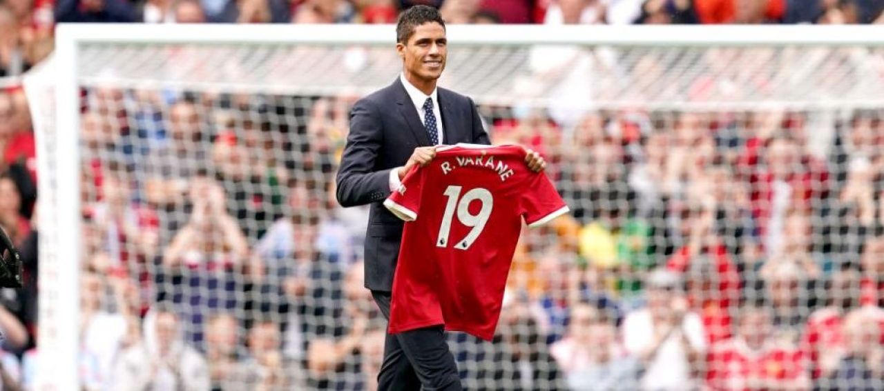 FOTO Raphael Varane, prezentat în mod oficial la Manchester United. Imagini de pe Old Trafford cu starul francez_1