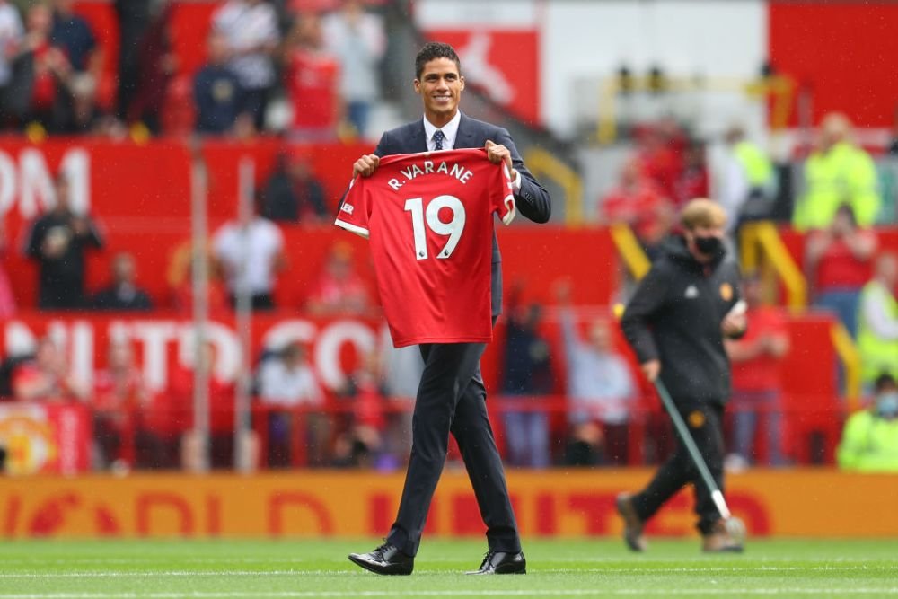 FOTO Raphael Varane, prezentat în mod oficial la Manchester United. Imagini de pe Old Trafford cu starul francez_6