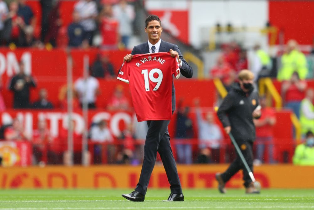 FOTO Raphael Varane, prezentat în mod oficial la Manchester United. Imagini de pe Old Trafford cu starul francez_6