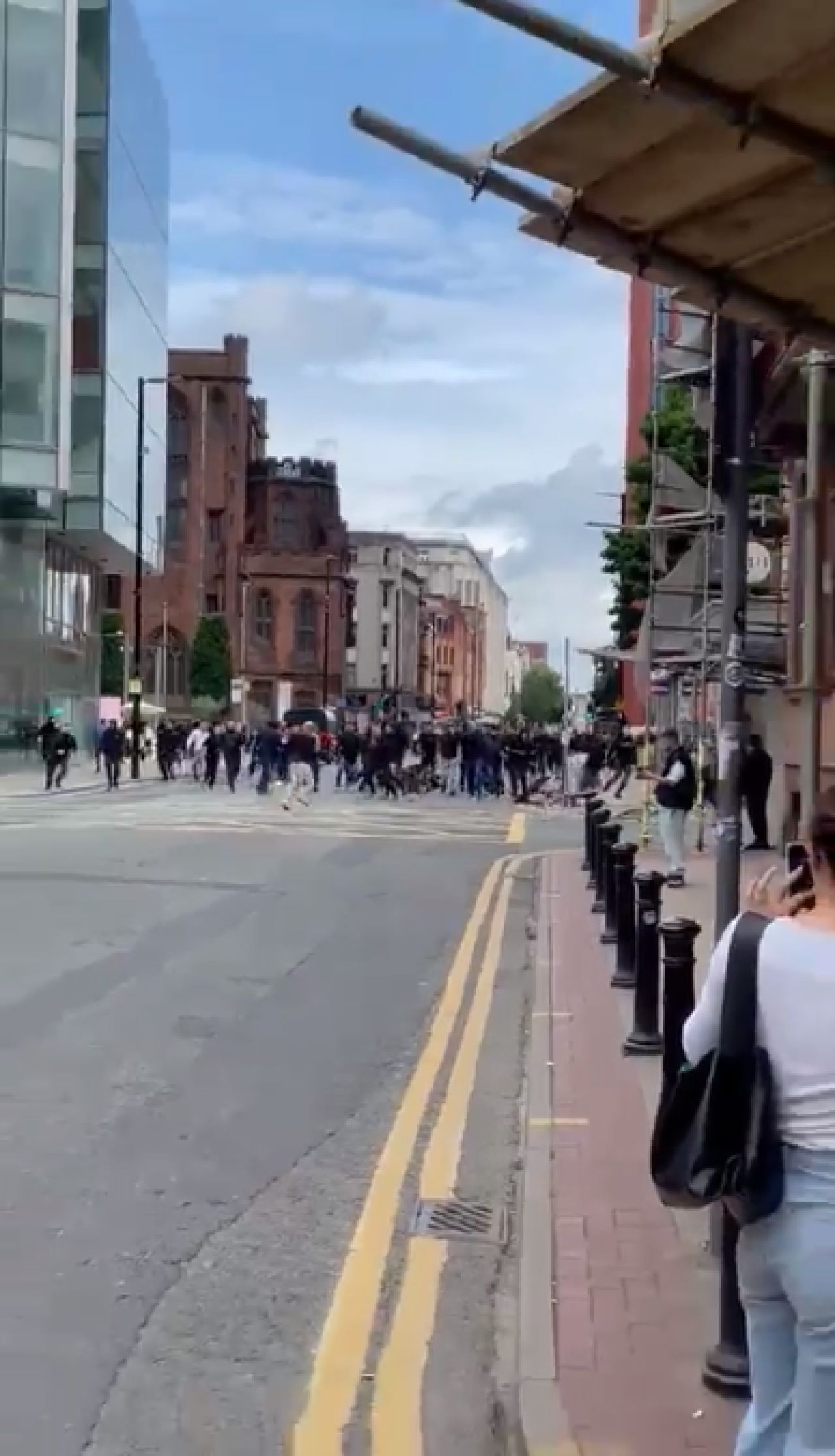 VIDEO Scene incredibile pe străzile din Manchester, înaintea meciului cu Leeds. Fanii s-au luat la bătaie _2