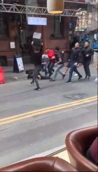 VIDEO Scene incredibile pe străzile din Manchester, înaintea meciului cu Leeds. Fanii s-au luat la bătaie _3