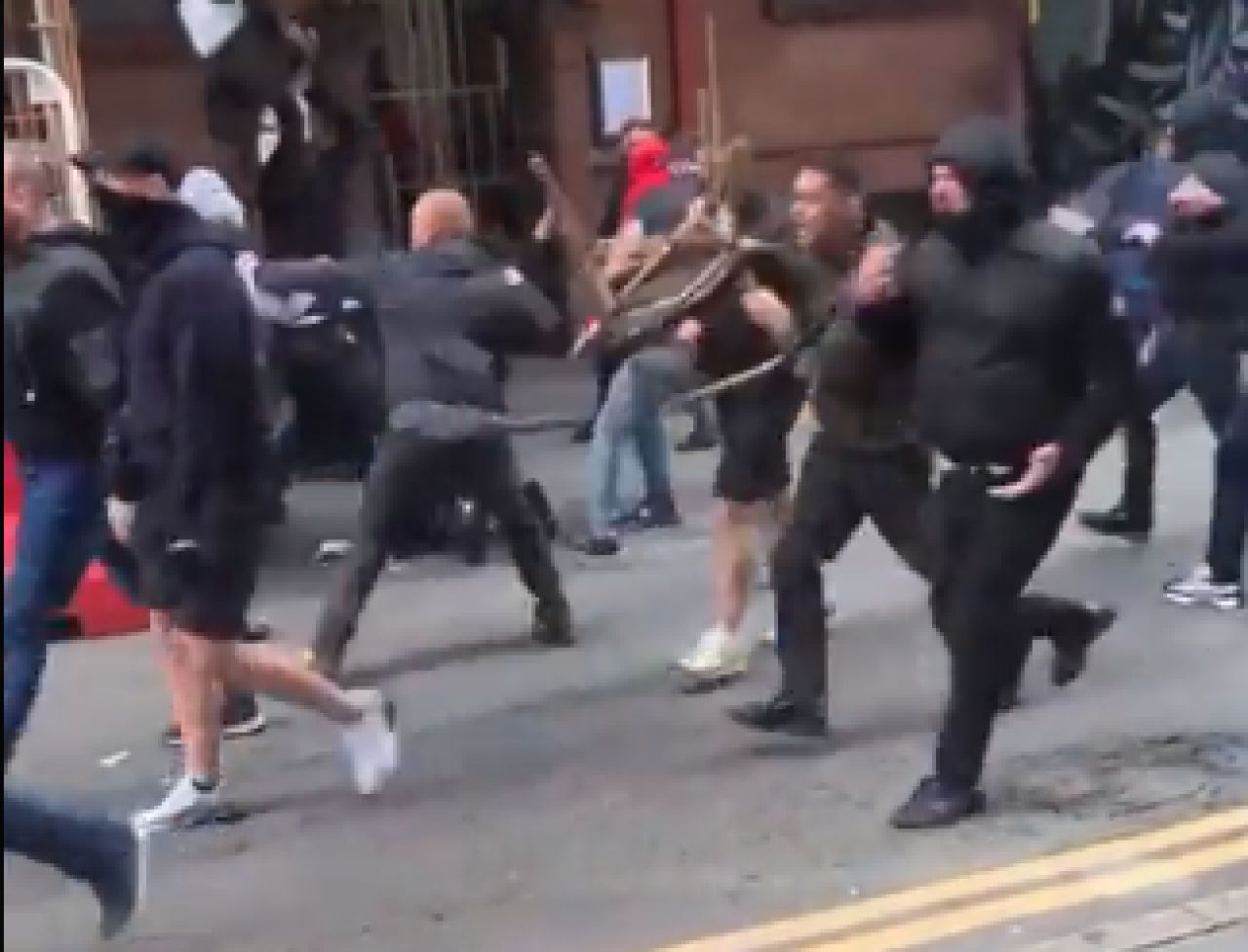 VIDEO Scene incredibile pe străzile din Manchester, înaintea meciului cu Leeds. Fanii s-au luat la bătaie _5