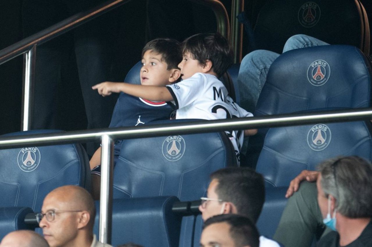 FOTO Băieții lui Messi, spectacol în tribunele de pe Parc des Princes. Și soția argentinianului s-a ridicat la înălțime _2
