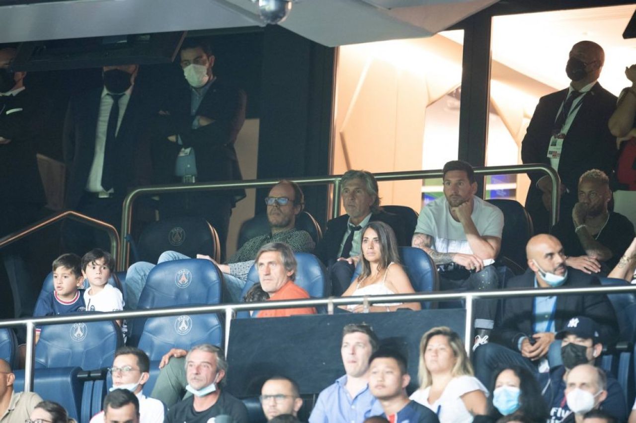 FOTO Băieții lui Messi, spectacol în tribunele de pe Parc des Princes. Și soția argentinianului s-a ridicat la înălțime _3