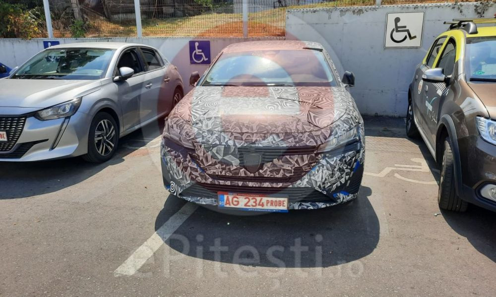 Dacia pregătește o surpriză. Incognito pe străzile din Pitești, noul model a st&acirc;rnit deja curiozitate | FOTO