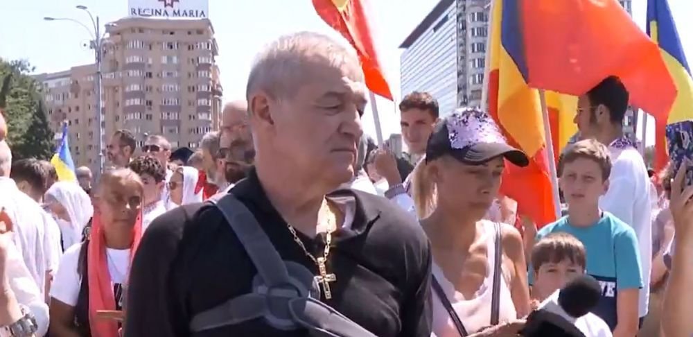 FOTO&nbsp; | Gigi Becali a ieșit &icirc;n stradă după ce s-a operat la umăr! Motivul care l-a scos din casă pe patronul FCSB