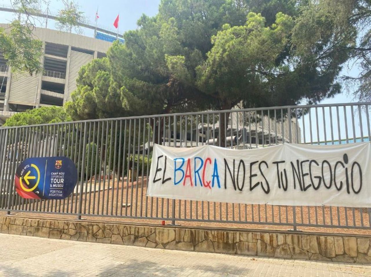 „Laporta, valetul lui Florentino!” Revoltă pe Camp Nou împotriva președintelui Barcelonei după plecarea lui Messi _1