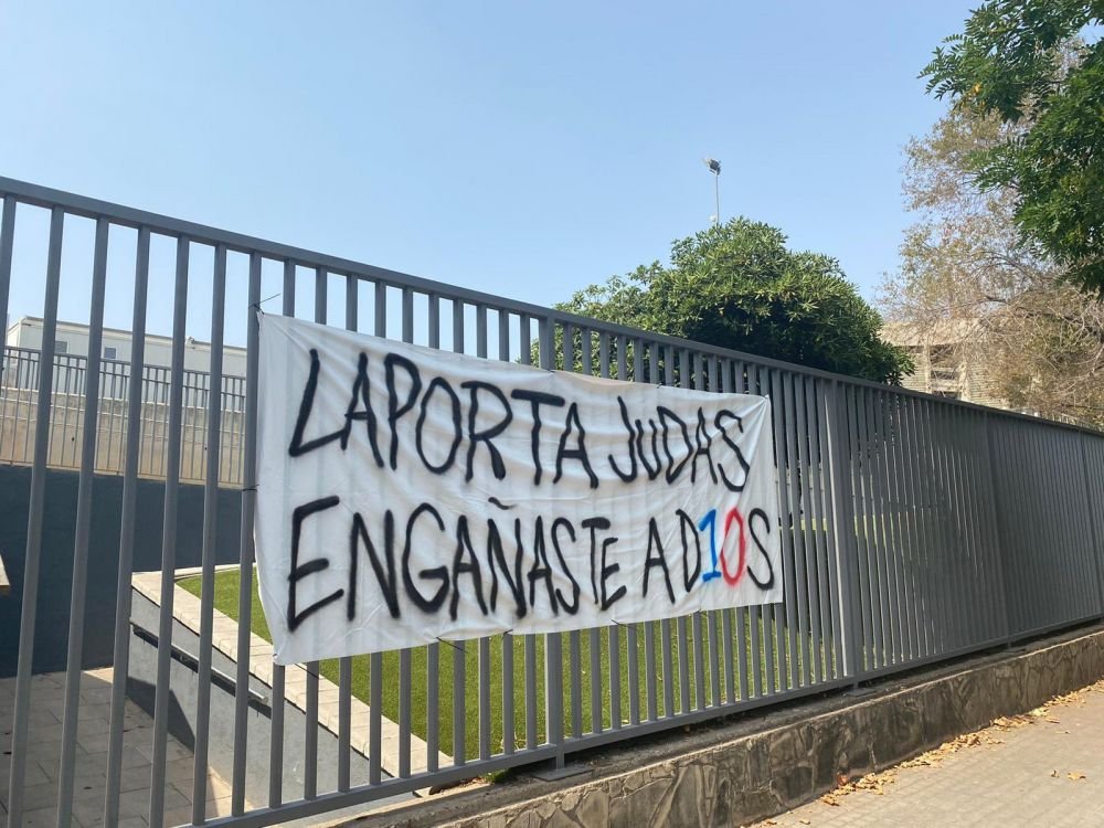 „Laporta, valetul lui Florentino!” Revoltă pe Camp Nou împotriva președintelui Barcelonei după plecarea lui Messi _3