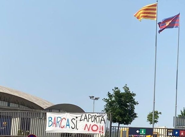 „Laporta, valetul lui Florentino!” Revoltă pe Camp Nou împotriva președintelui Barcelonei după plecarea lui Messi _4