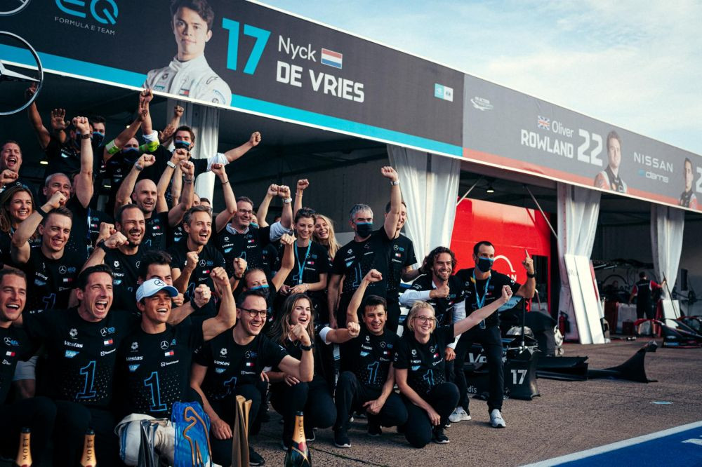 Rezerva lui Hamilton și Mercedes EQ sunt noii campioni din Formula E! Ei s-au impus în competiția auto a viitorului_3