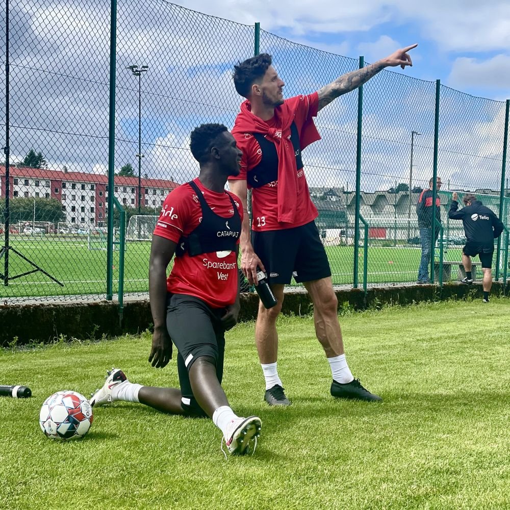 De la agonie la extaz! Sunt pe ultimul loc în campionat, dar au organizat o orgie pe stadion_3