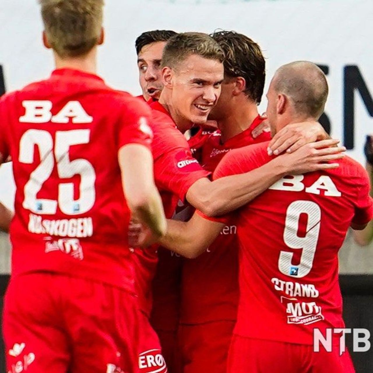 De la agonie la extaz! Sunt pe ultimul loc în campionat, dar au organizat o orgie pe stadion_6