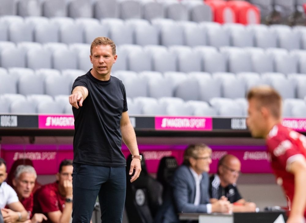 Ultima tehnologie din Bundesliga. Antrenorii fac tactica chiar pe teren, cu o tabletă și un ecran gigant_4