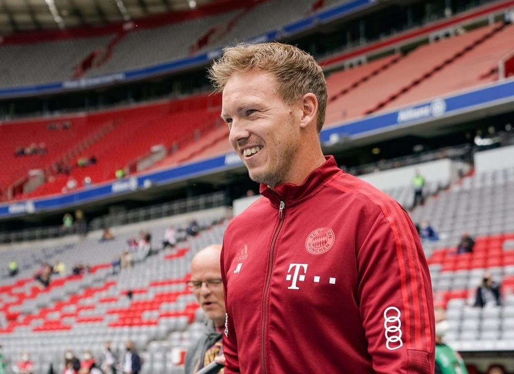 Ultima tehnologie din Bundesliga. Antrenorii fac tactica chiar pe teren, cu o tabletă și un ecran gigant_6
