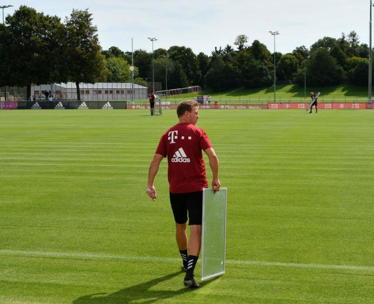 Ultima tehnologie din Bundesliga. Antrenorii fac tactica chiar pe teren, cu o tabletă și un ecran gigant_5
