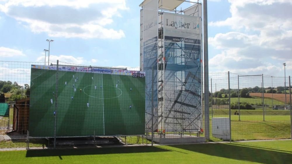 Ultima tehnologie din Bundesliga. Antrenorii fac tactica chiar pe teren, cu o tabletă și un ecran gigant_3