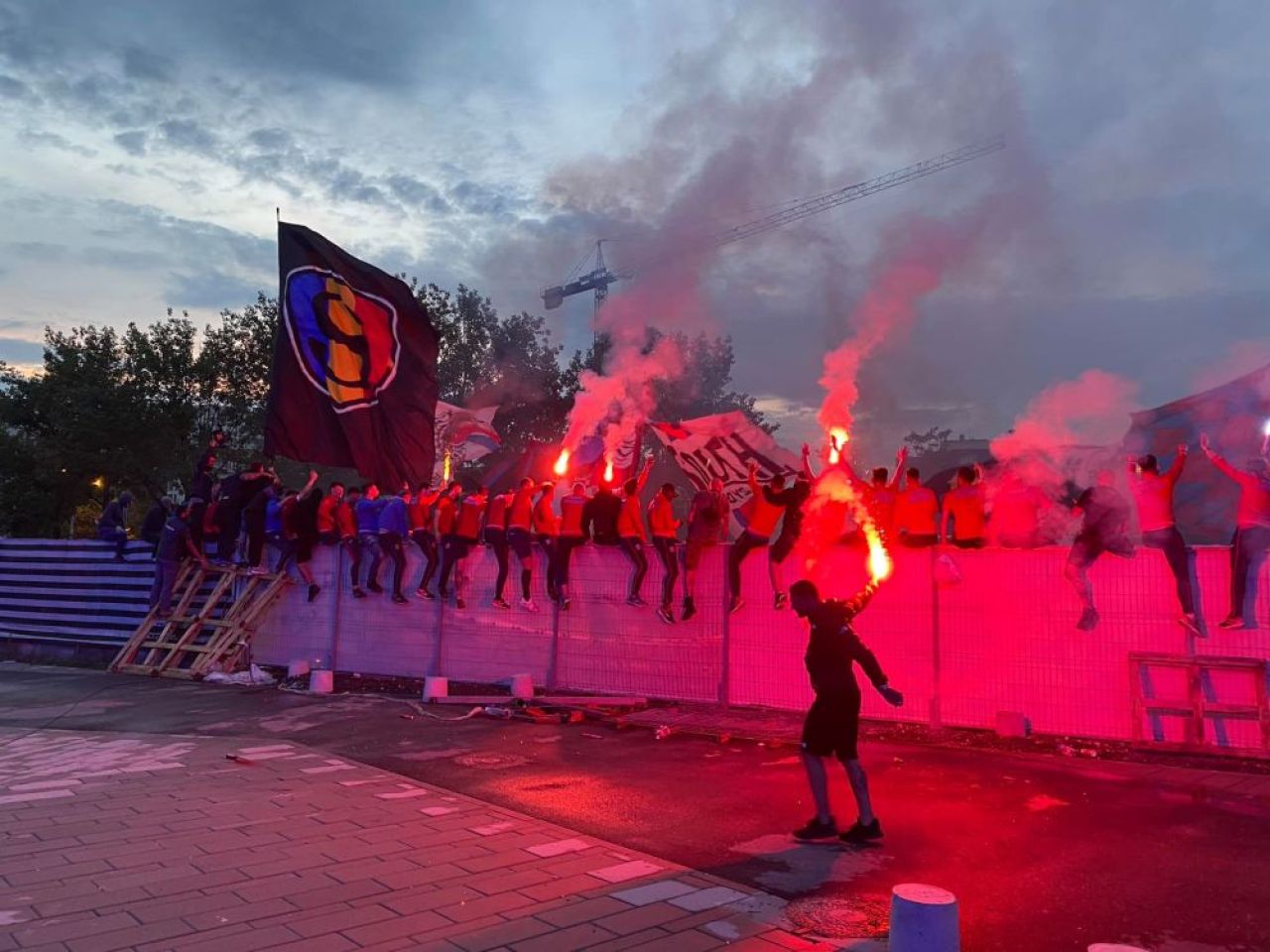 Amendă usturătoare primită de Steaua în urma scandărilor xenofobe ale suporterilor la meciul cu Csikszereda_1