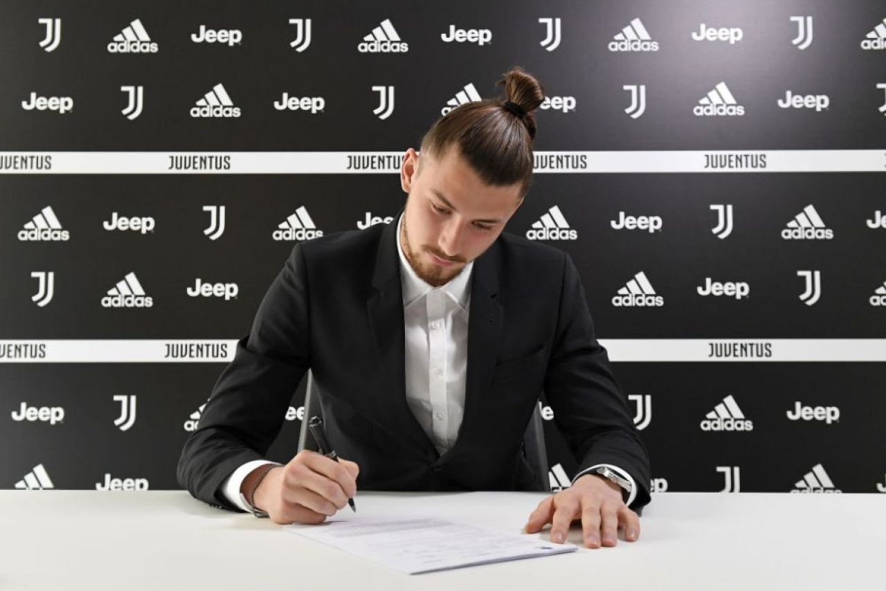Cum a „explodat” cota lui Radu Drăgușin după ce a debutat la prima echipă a lui Juventus_2