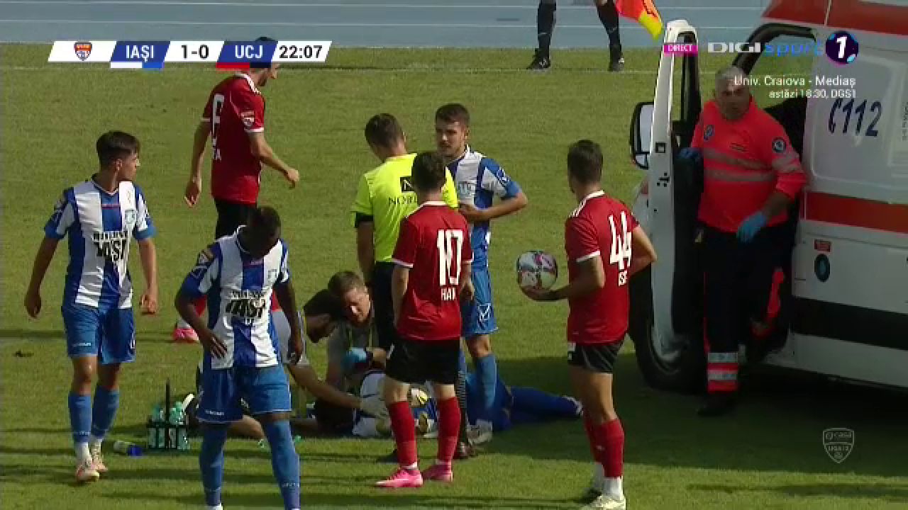 FOTO | Panică la Iași! Un jucător s-a prăbușit inert la pământ după un contact cu un adversar_12