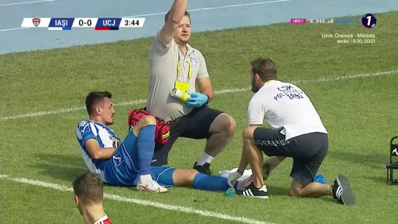 FOTO | Panică la Iași! Un jucător s-a prăbușit inert la pământ după un contact cu un adversar_17