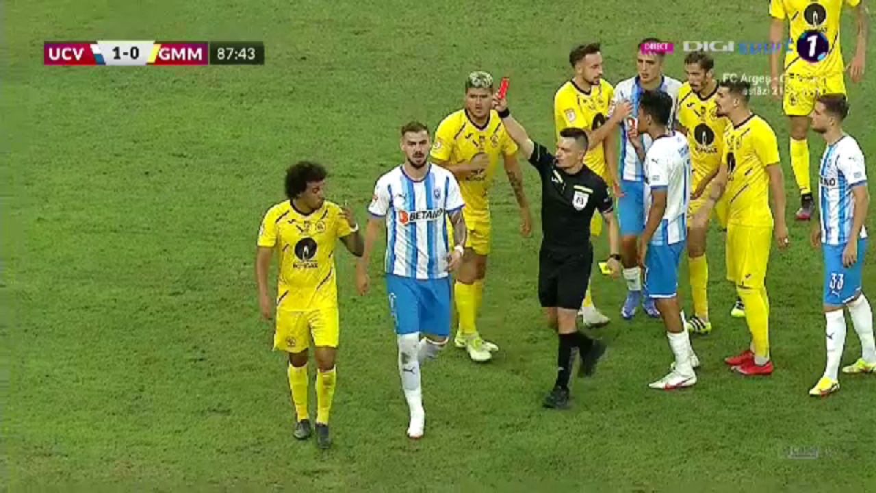 Momente dramatice la Craiova! Mateiu, plin de sânge, este scos de pe teren cu ambulanța_3