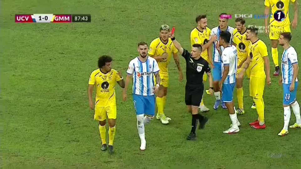 Momente dramatice la Craiova! Mateiu, plin de sânge, este scos de pe teren cu ambulanța_3