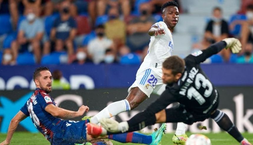 Blockbuster în La Liga! Levante - Real Madrid 3-3, gazdele au terminat meciul cu un fundaș în poartă. Vinicius, 