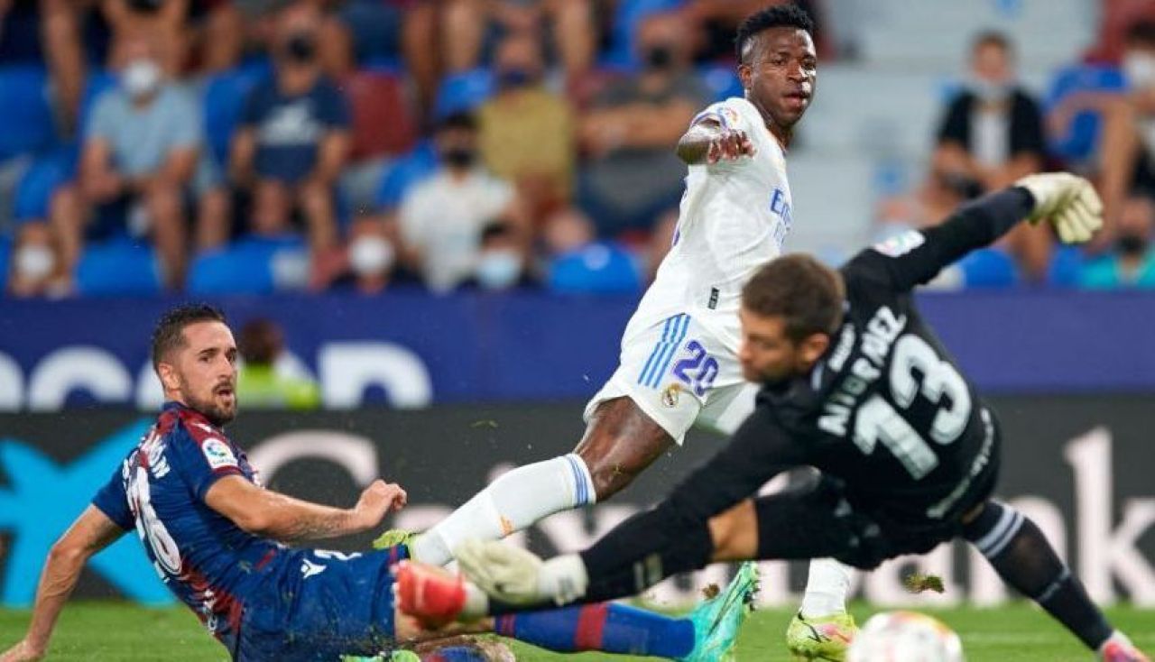 Blockbuster în La Liga! Levante - Real Madrid 3-3, gazdele au terminat meciul cu un fundaș în poartă. Vinicius,