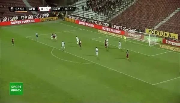 OCAZIE CFR Cluj! Sigurjonsson șutează puternic din afara careului, dar portarul intervine și respinge balonul!