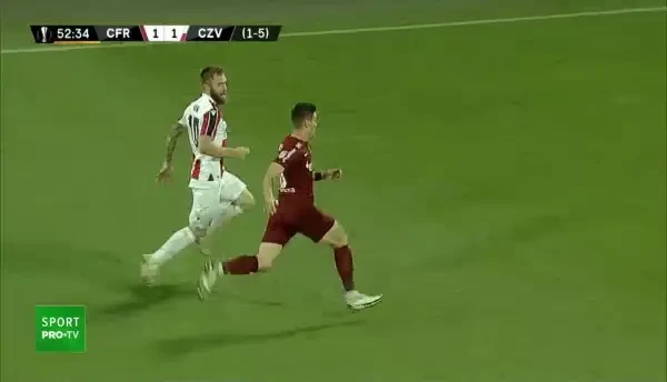 GOL STEAUA ROȘIE! Pavkov profită de ieșirea neinspirată a lui Bălgrădean, care a ieșit din careu pentru a respinge un balon și a șutat greșit, și &icirc;și duce echipa &icirc;n avantaj