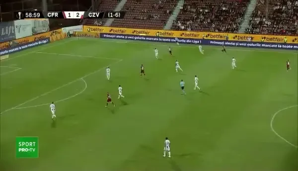 OCAZIE CFR! Manea pătrunde &icirc;n careu și șutează puternic din unghi, dar portarul e atent și respinge!