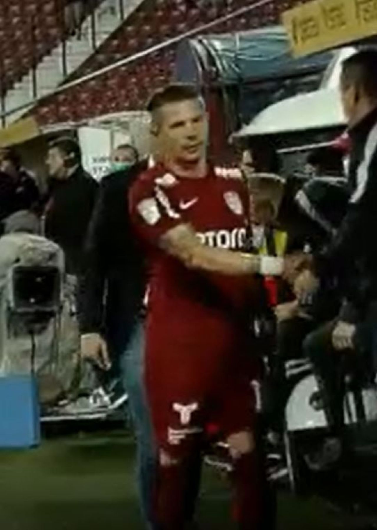 VIDEO | Șumudică n-a mai rezistat! Deac, scos de pe teren la scurt timp după ce a ratat un penalty_2