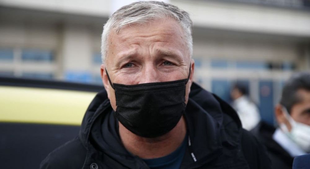 EXCLUSIV | Dan Petrescu este la Cluj! Antrenorul, surprins în timp ce discuta cu un responsabil al ardelenilor_4