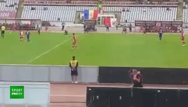 FOTO | Imaginea serii &icirc;n fotbal vine din &bdquo;Groapă&rdquo;! Gest superb făcut de Eșanu pentru un coechipier