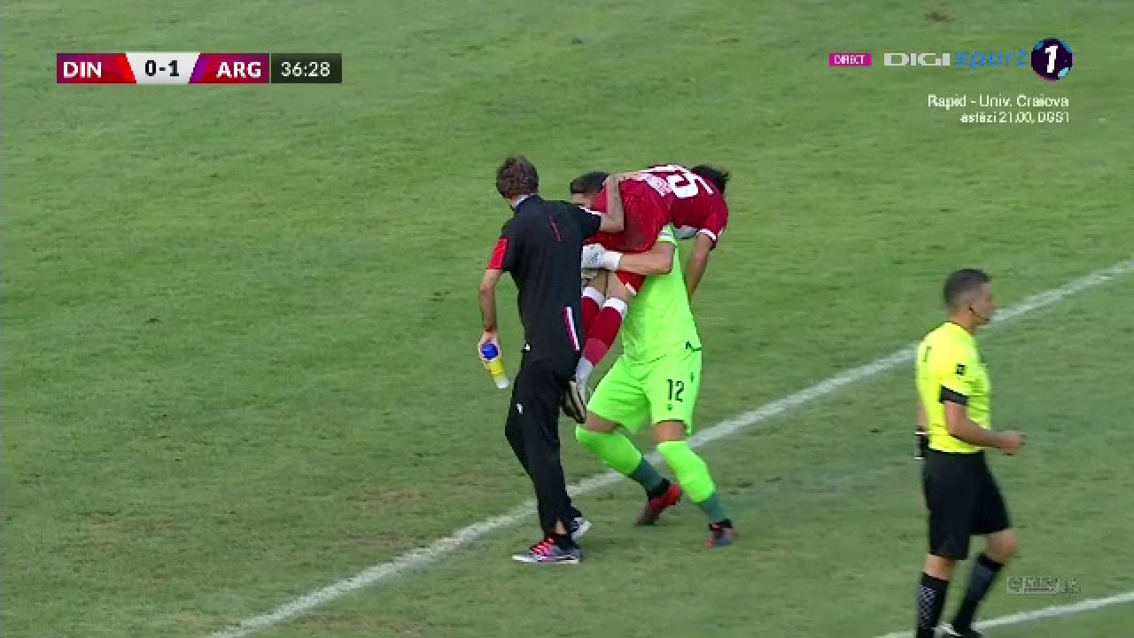 FOTO | Imaginea serii în fotbal vine din „Groapă”! Gest superb făcut de Eșanu pentru un coechipier_1