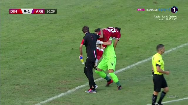 FOTO | Imaginea serii în fotbal vine din „Groapă”! Gest superb făcut de Eșanu pentru un coechipier_1