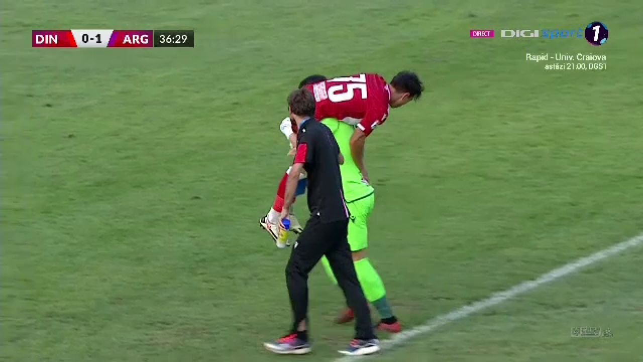 FOTO | Imaginea serii în fotbal vine din „Groapă”! Gest superb făcut de Eșanu pentru un coechipier_2