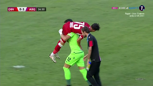 FOTO | Imaginea serii în fotbal vine din „Groapă”! Gest superb făcut de Eșanu pentru un coechipier_3