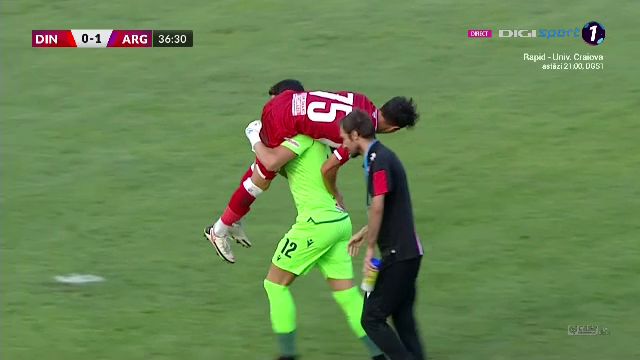 FOTO | Imaginea serii în fotbal vine din „Groapă”! Gest superb făcut de Eșanu pentru un coechipier_3