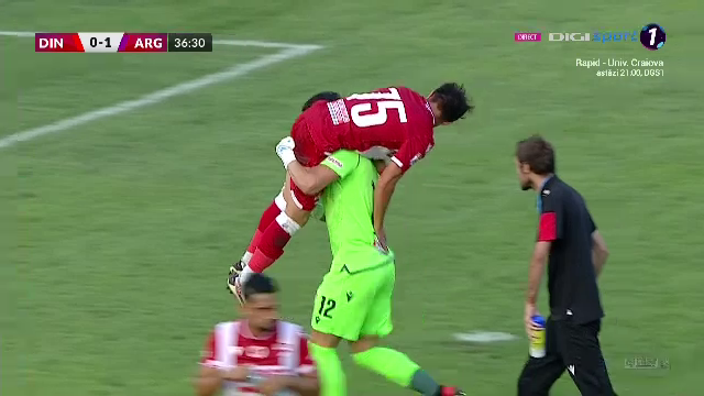 FOTO | Imaginea serii în fotbal vine din „Groapă”! Gest superb făcut de Eșanu pentru un coechipier_4