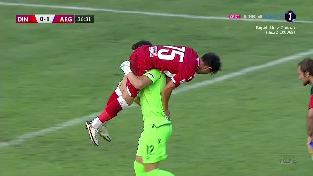 FOTO | Imaginea serii în fotbal vine din „Groapă”! Gest superb făcut de Eșanu pentru un coechipier_5