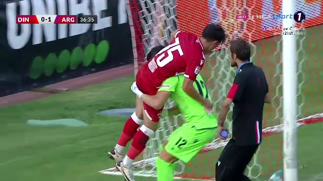 FOTO | Imaginea serii în fotbal vine din „Groapă”! Gest superb făcut de Eșanu pentru un coechipier_6