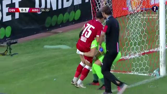 FOTO | Imaginea serii în fotbal vine din „Groapă”! Gest superb făcut de Eșanu pentru un coechipier_7